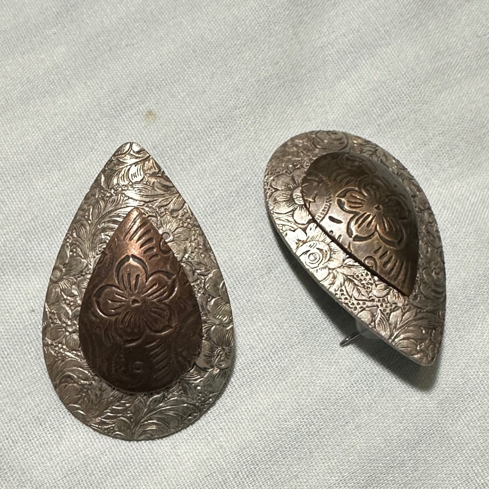 Two-tone teardrop post earrings with floral design. - Picture 3 of 10